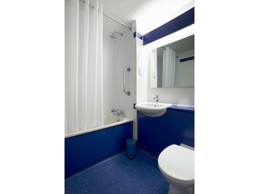 Travelodge Leeds Colton Garforth Room photo